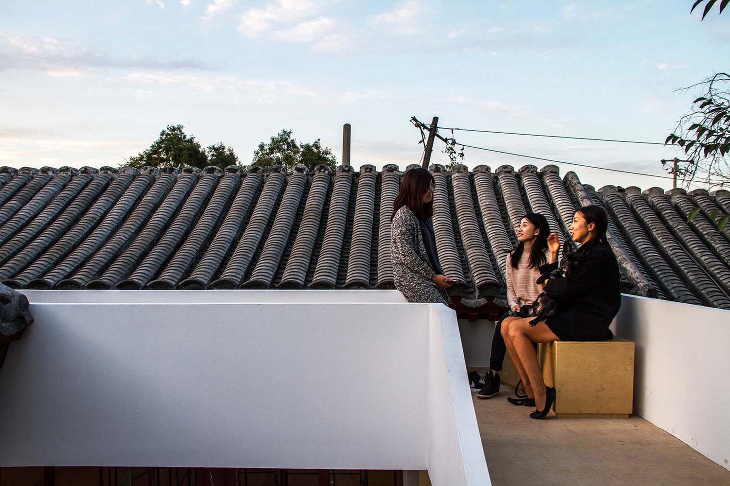 16_Visitors_resting_on_the_skywalk.jpg