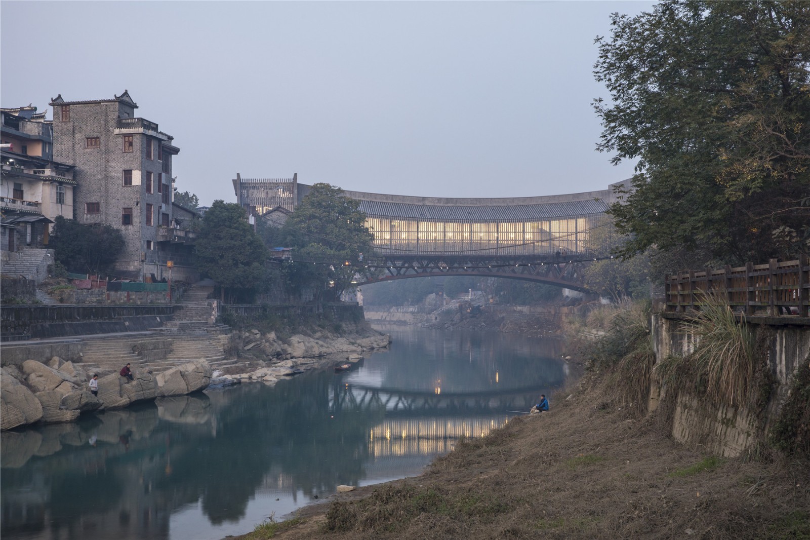 JAM - 黃昏中的吉首美術(shù)館 - 攝影 田方方.jpg