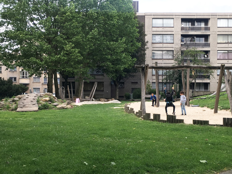 Children_playing_in_courtyard_in_Antwerp.jpg