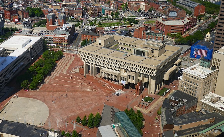 1080px-Boston_City_Hall_Plaza_2019_P1020783-NewtonCourt.jpg