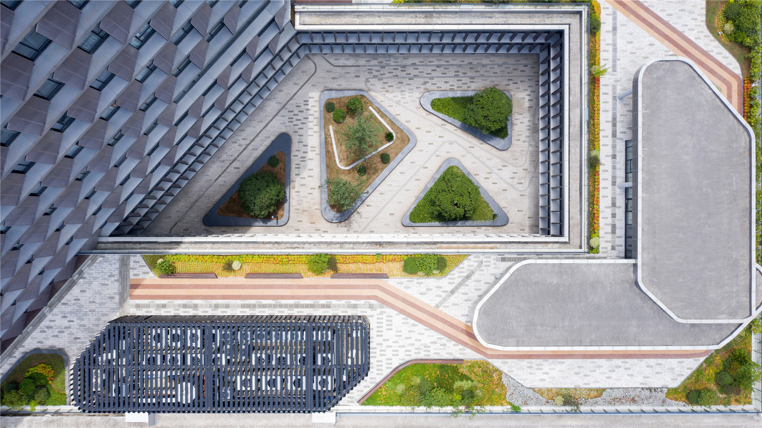 Hangzhou-Tonglu-Archives-Building-BAU-04-Active-space-for-lunch-in-a-protected-courtyard-landscape.jpg