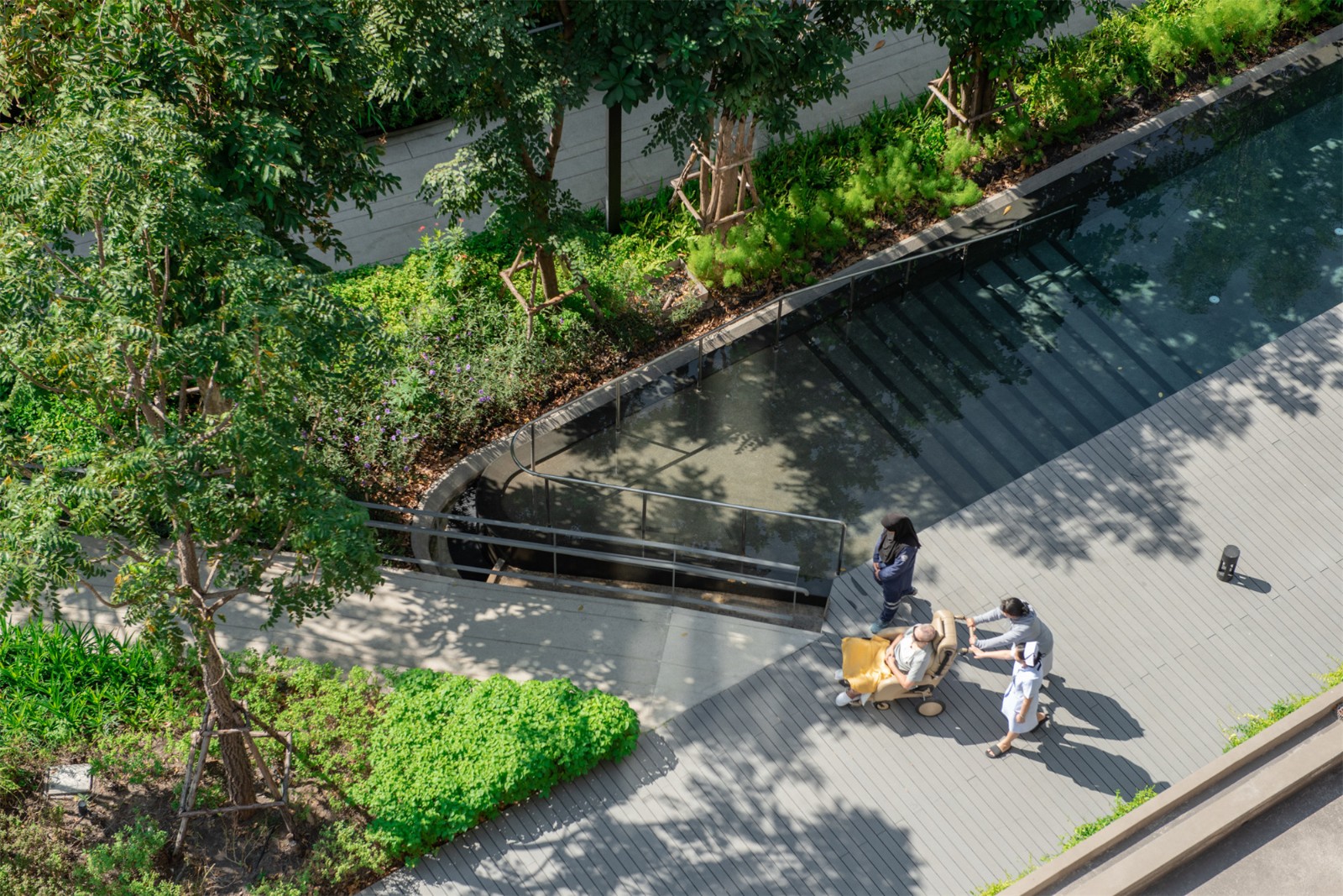 P12_Paths and guiding railings into the pool.jpg