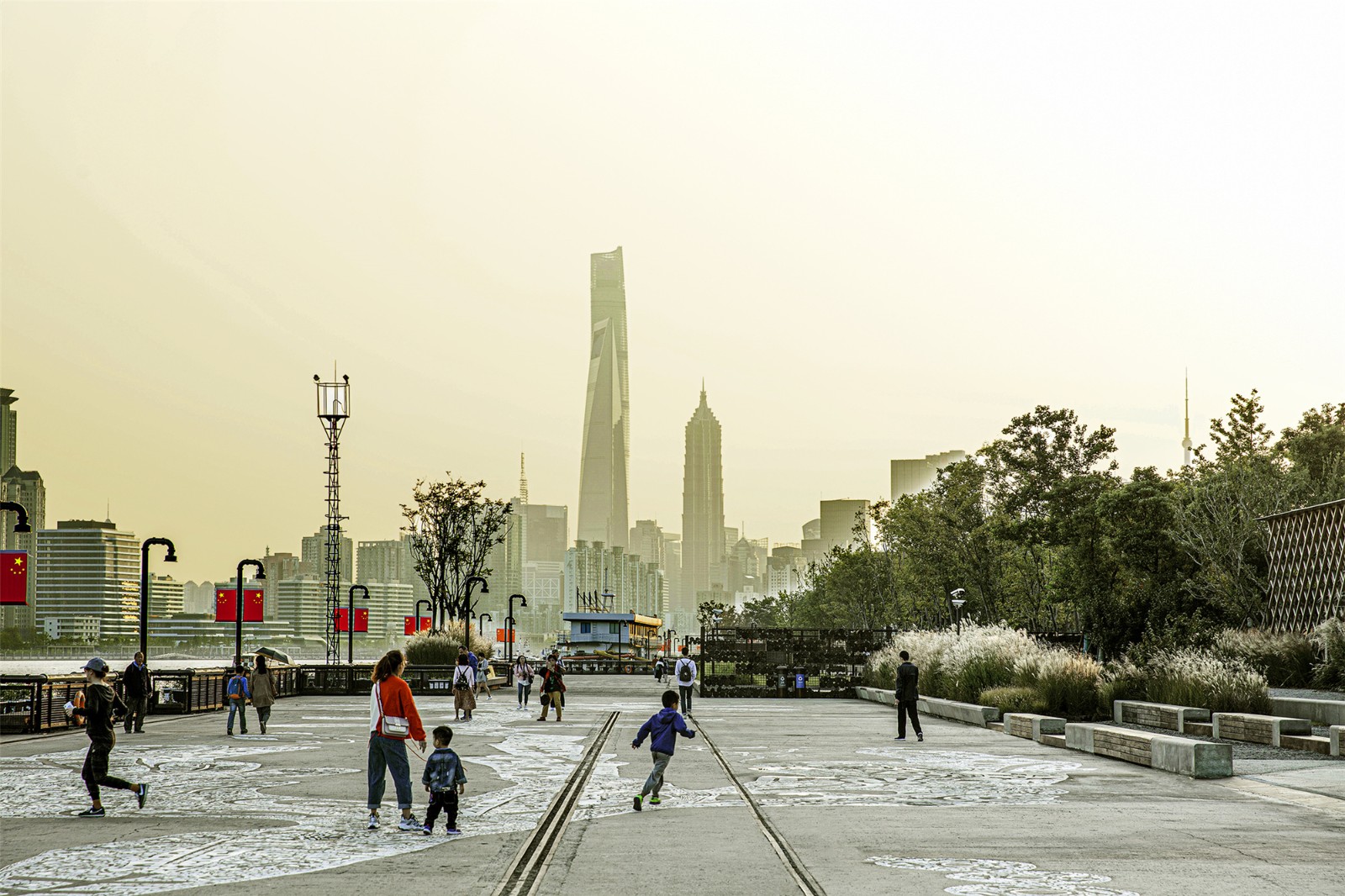 Ground art on the pier attracts attention.jpg