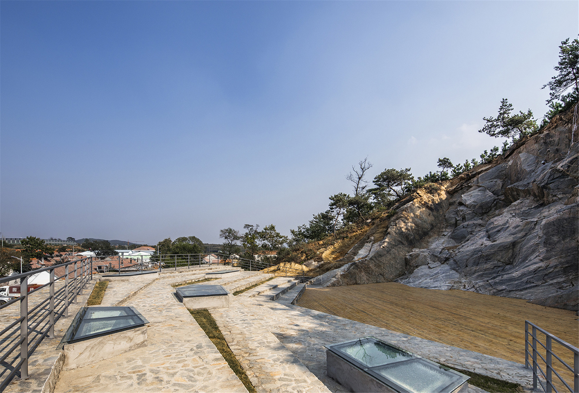 06-看臺(tái)上設(shè)有天窗為下面的咖啡廳提供照明 Skylights on grandstand providing lighting for café below.jpg