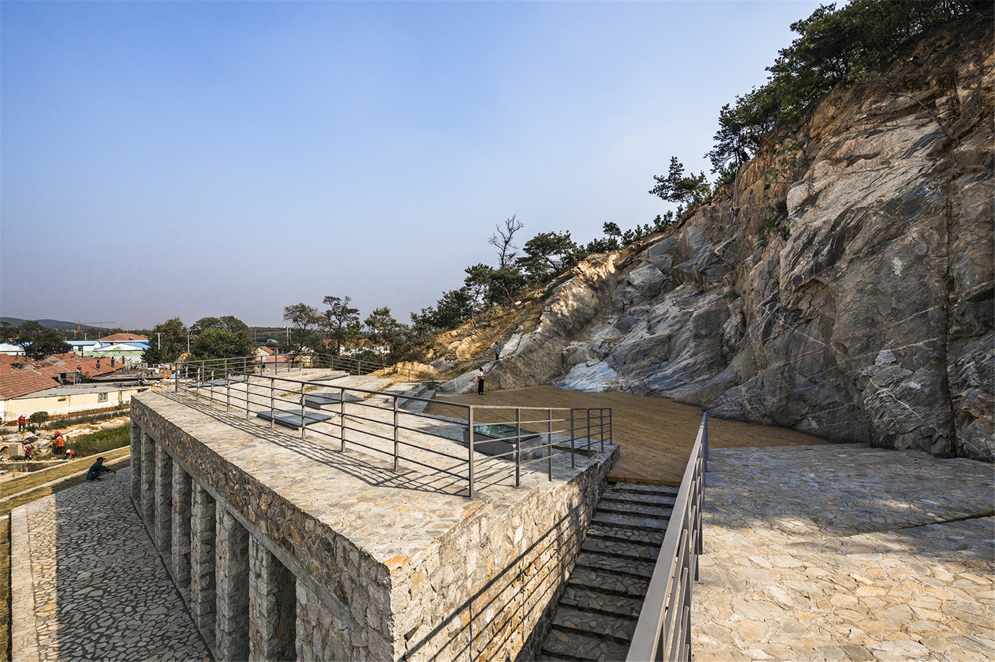 06-石壁被保留成為舞臺(tái)的背景 Cliff preserved as stage background.jpg