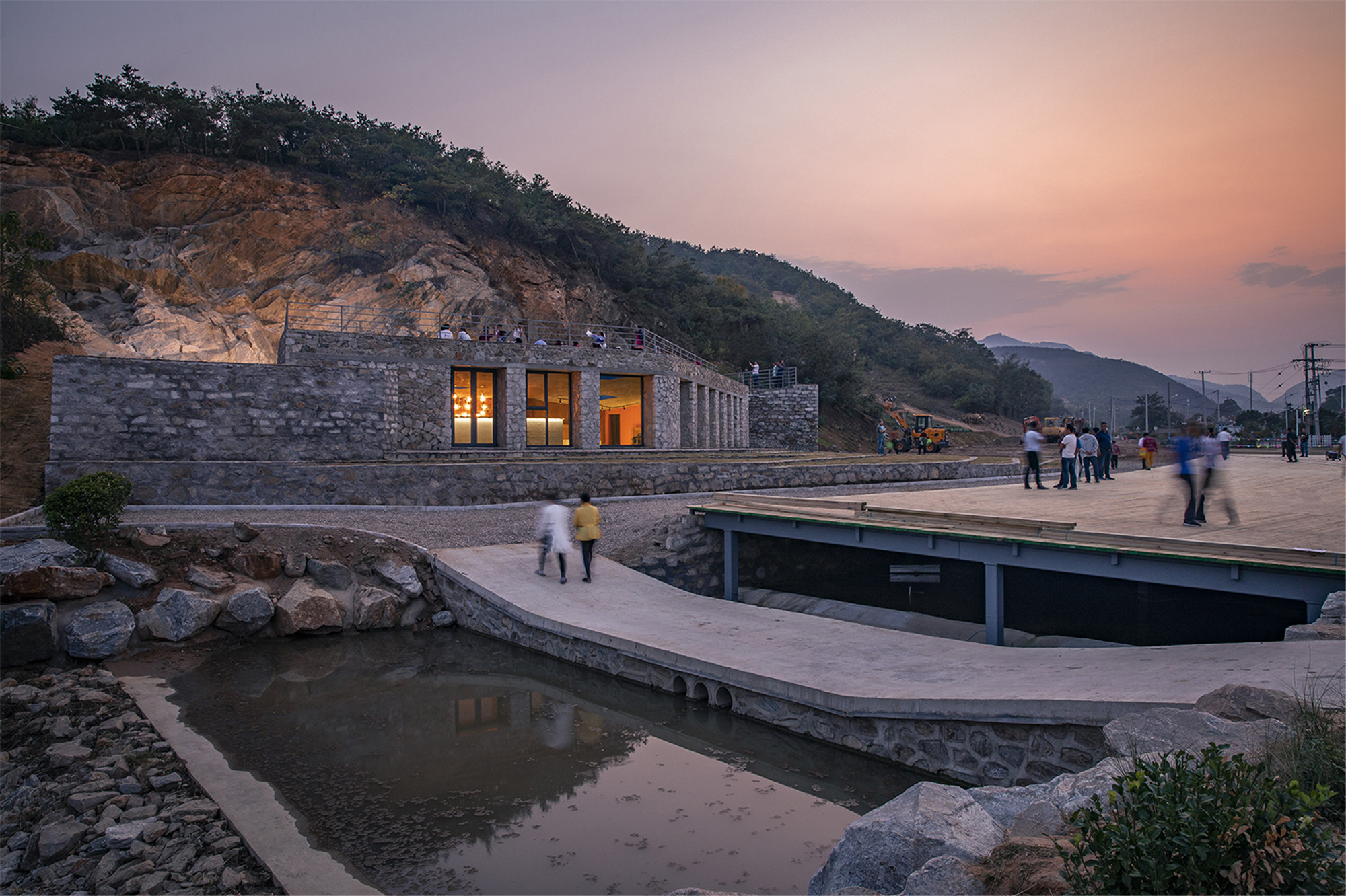 11-夕陽中的石窩劇場(chǎng) Stone Nest Amphitheatre in setting sun.jpg