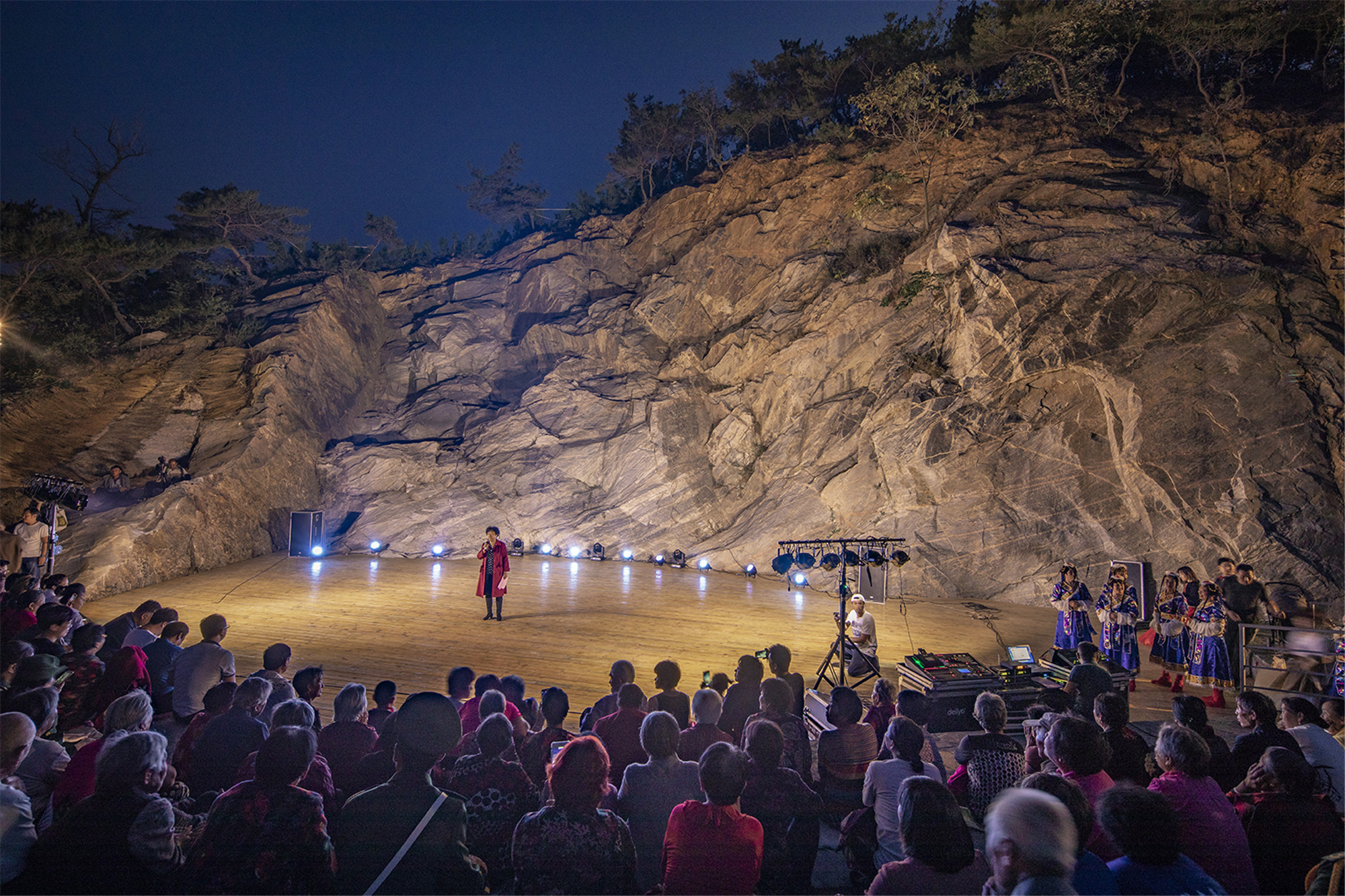 11-使用中的石窩劇場(chǎng) Stone Nest Amphitheatre in use.jpg