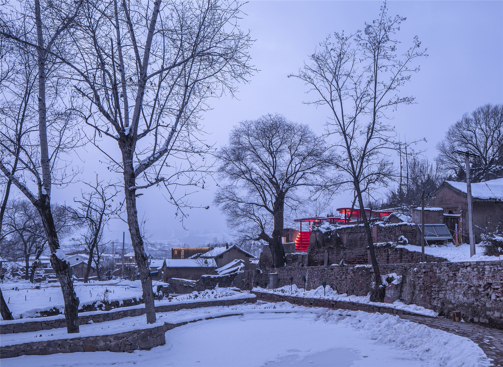 大雪中的村落，紅色裝置格外醒目Village in heavy snow with red installation particularly striking.jpg