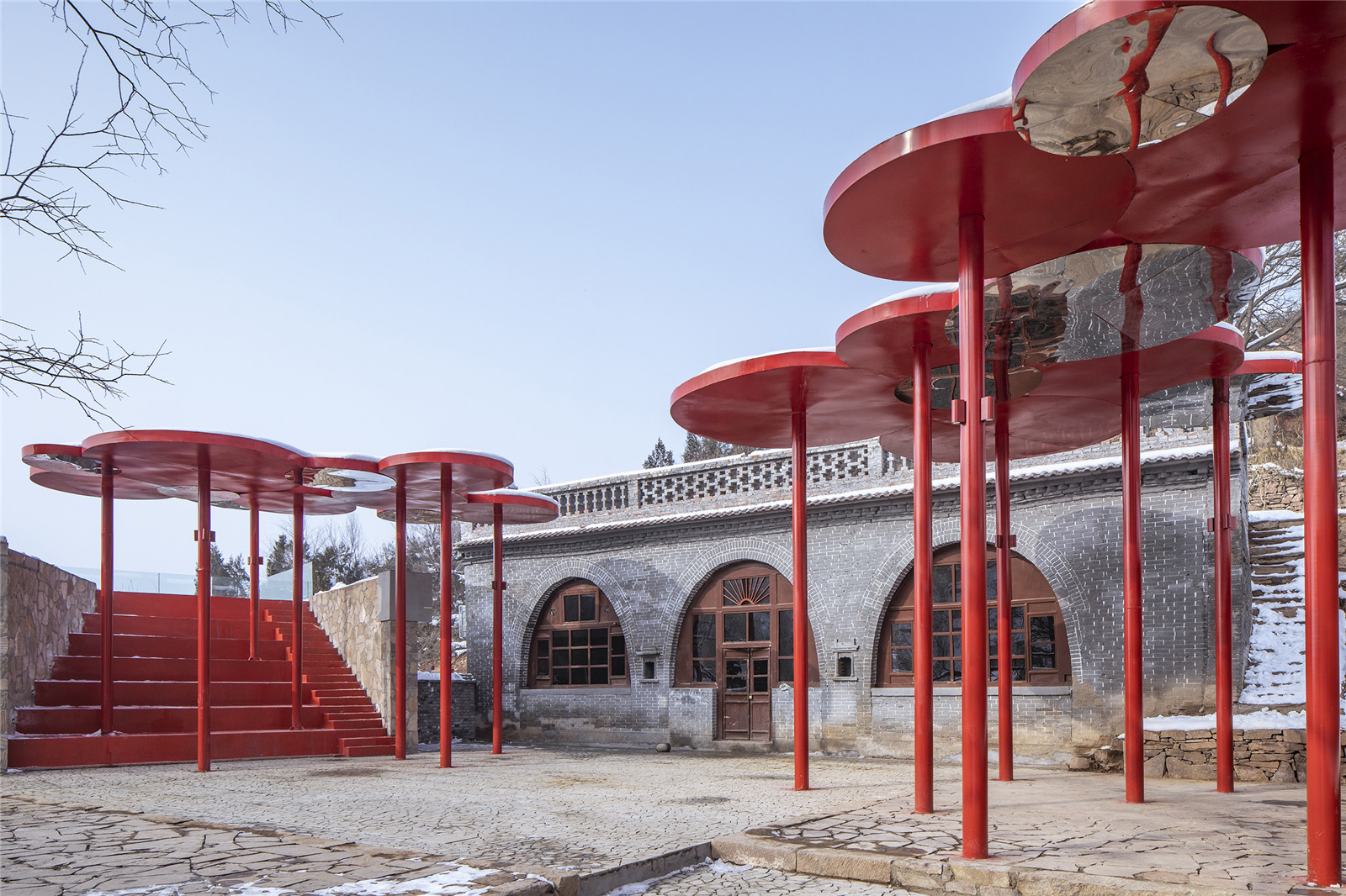 新建的看臺(tái)、紅色傘狀裝置與老窯洞 Newly built audience grandstand, red umbrella installation and old cave dwelling.jpg