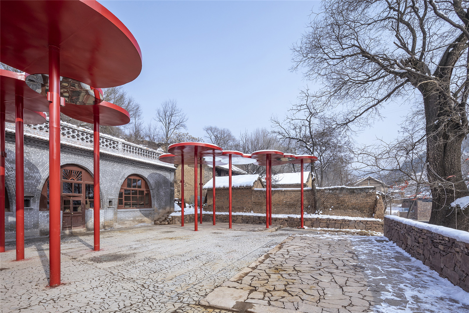 紅色裝置、窯洞與大槐樹一起形成對(duì)場(chǎng)地的圍合Red installation, cave dwelling and big locust tree forming enclosure of site.jpg