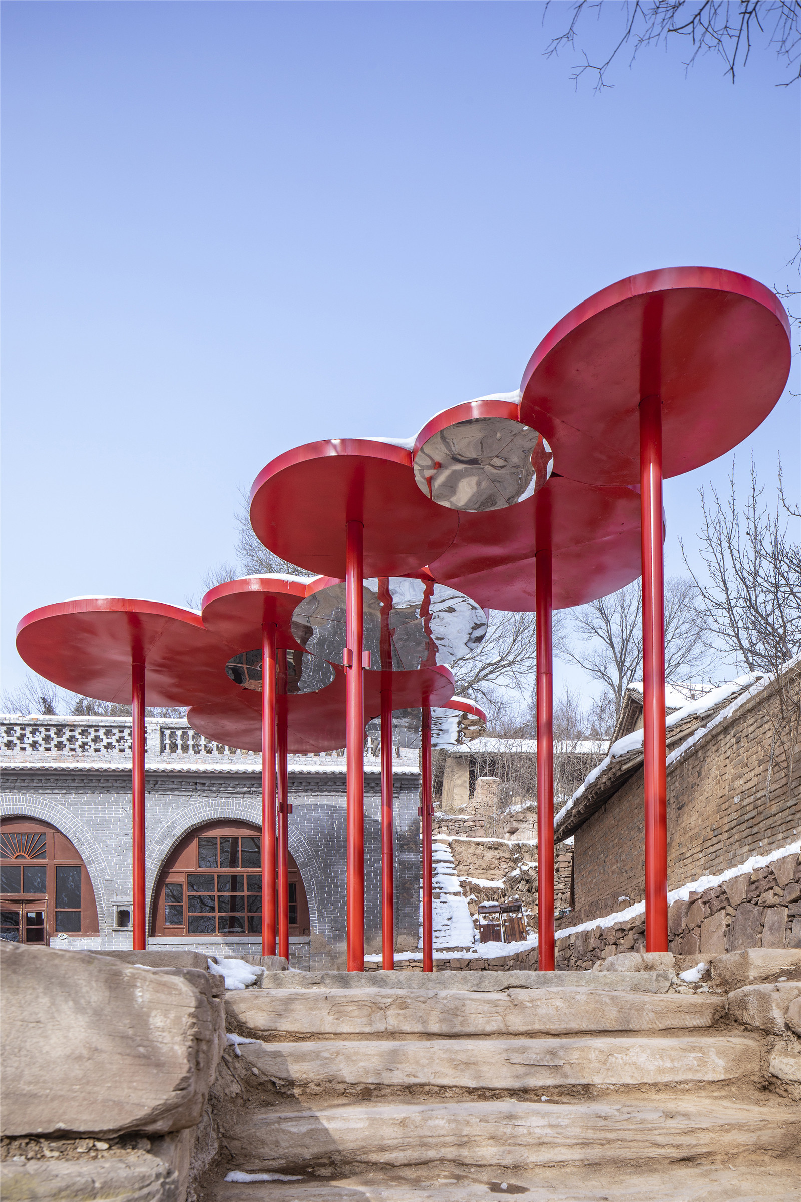 從入口部分看紅色傘狀裝置 Red umbrella-shaped installation seen from entrance.jpg