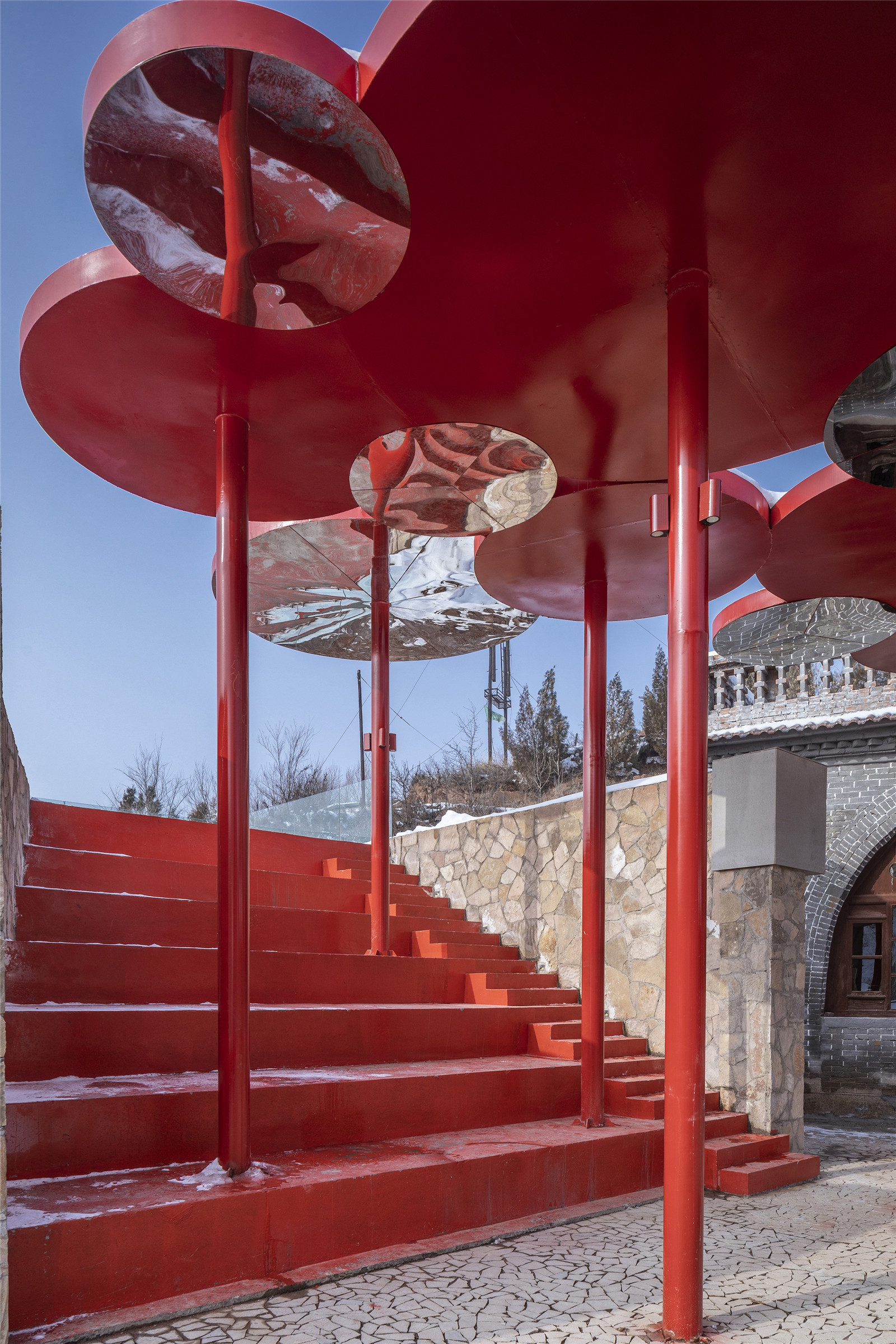 紅色裝置與紅色的看臺(tái)Red installation and red audience stand.jpg