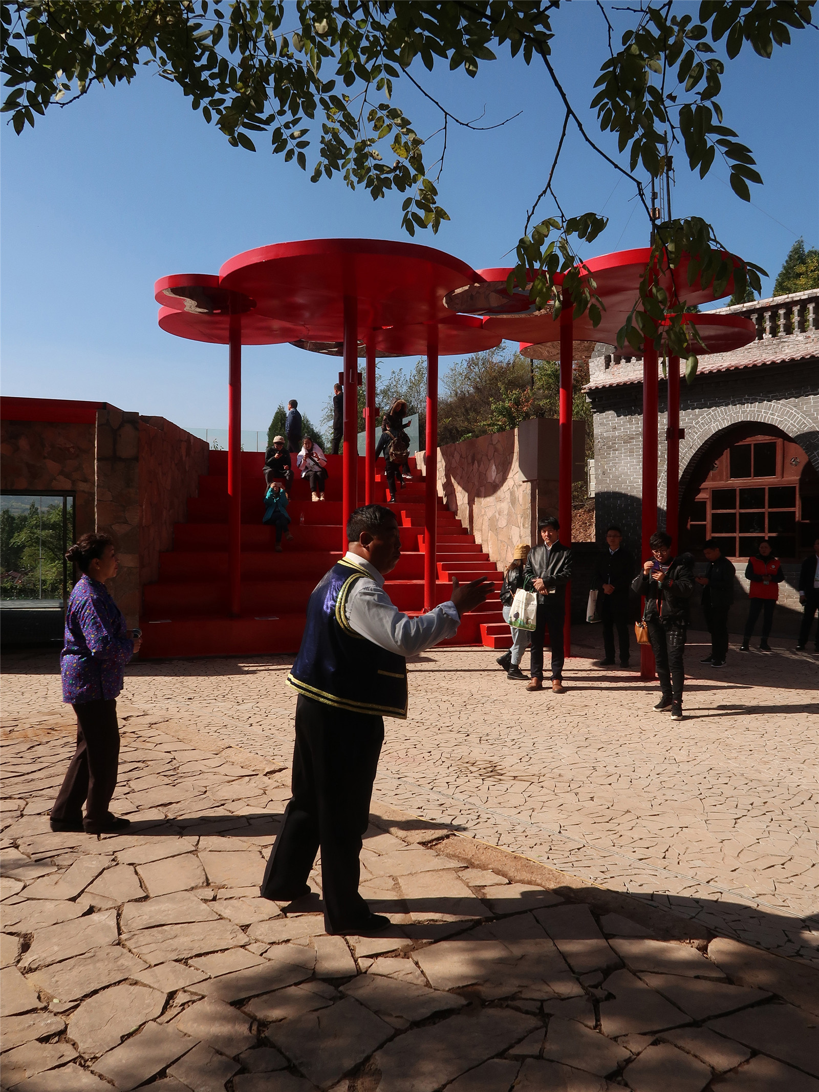 當(dāng)?shù)卮迕裨趫?chǎng)院中唱戲 Local villagers performing in courtyard.jpg