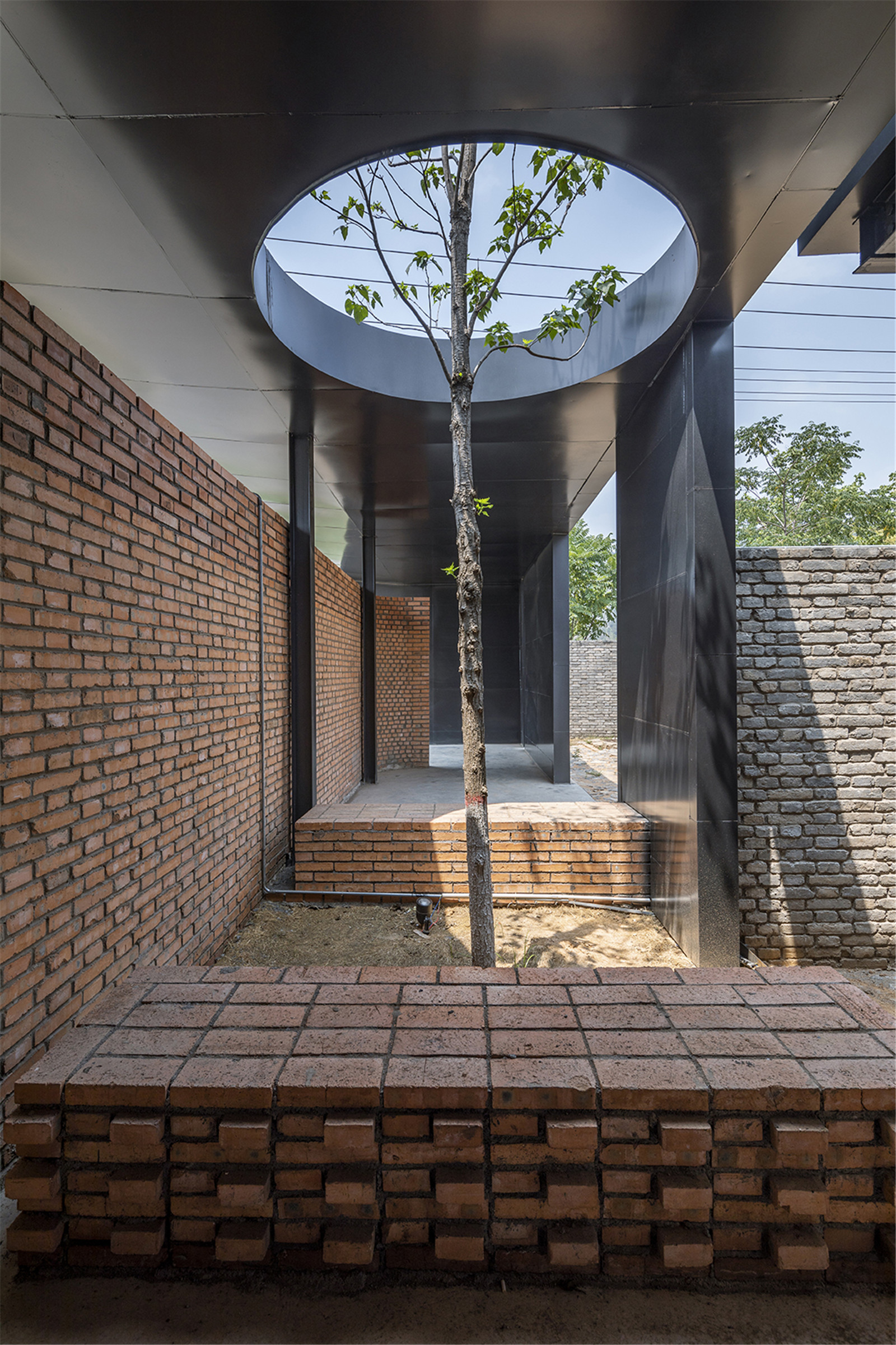 29_從東院外廊回看入口玄關(guān) looking back at the entrance porch from the outer corridor of the east courtyard.jpg