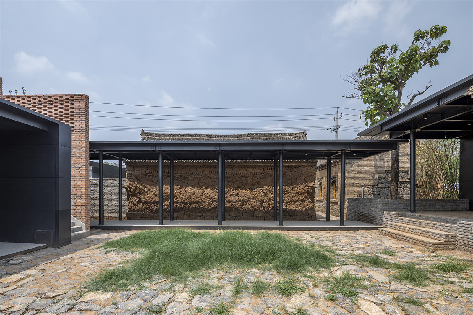 35_夯土、紅磚和鋼板形成材料和時(shí)代的對話rammed earth, red bricks and steel plates form a dialogue between materials and the times.jpg