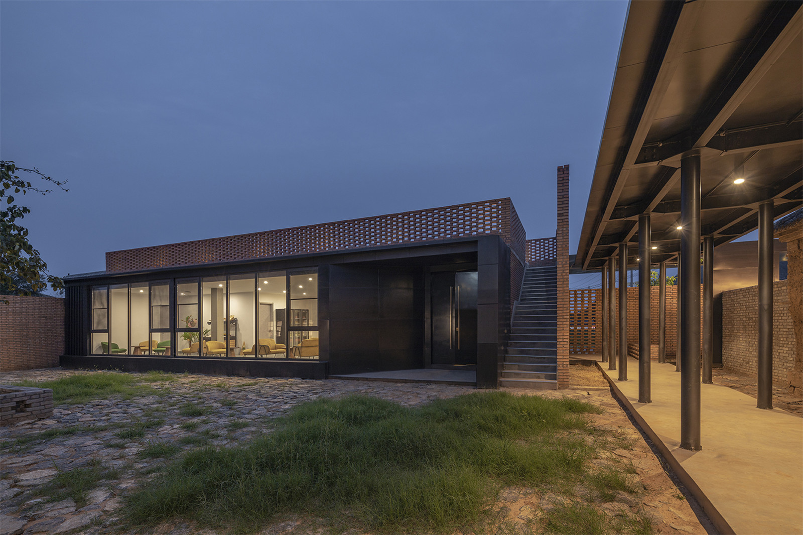 34_新建筑朝向院落的立面為落地玻璃the facade of the new building facing the courtyard is full-height glass.jpg