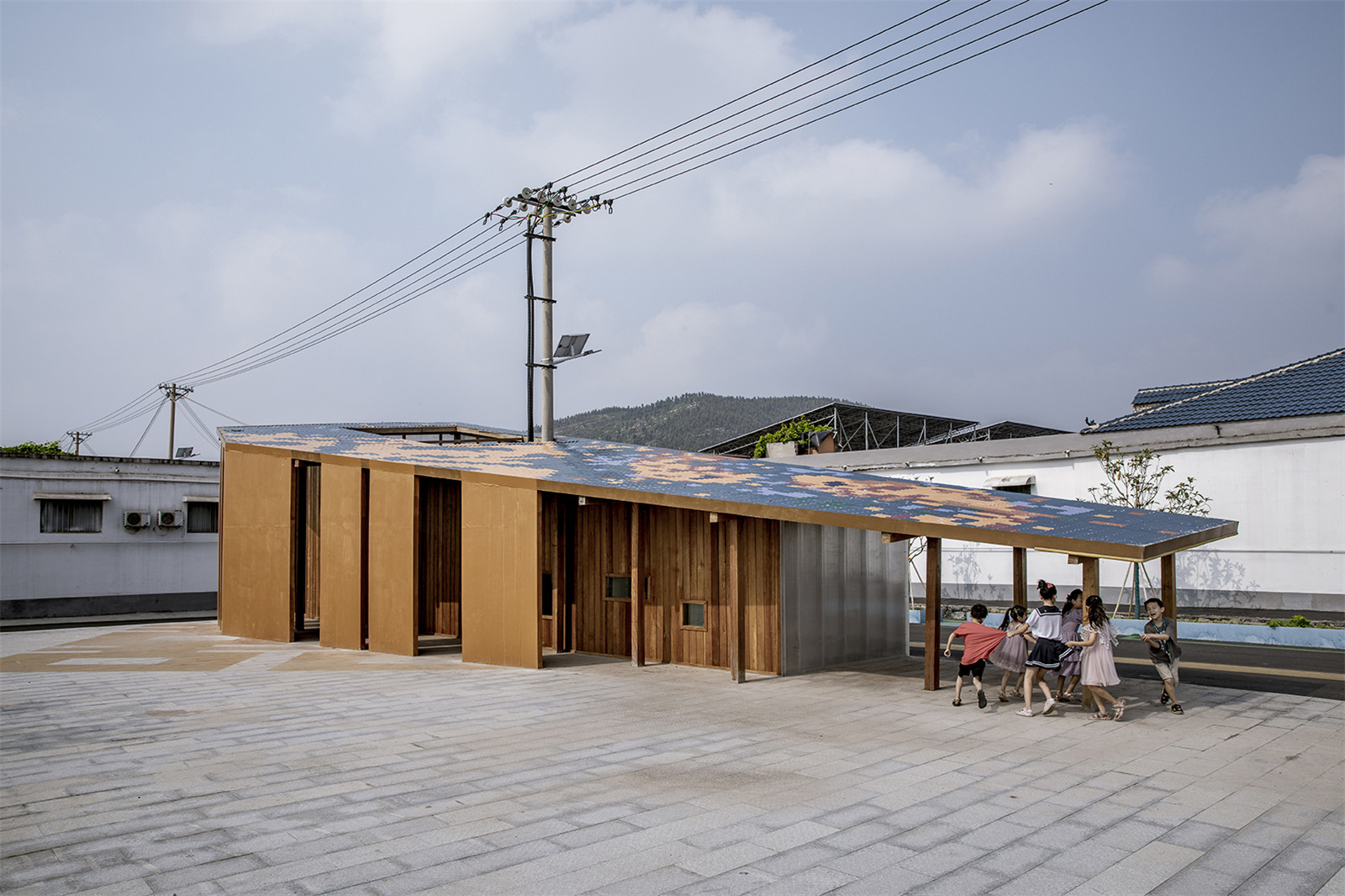 50_便民服務(wù)站成為孩子們玩耍的道具the convenience service station becomes pros which children are playing.jpg