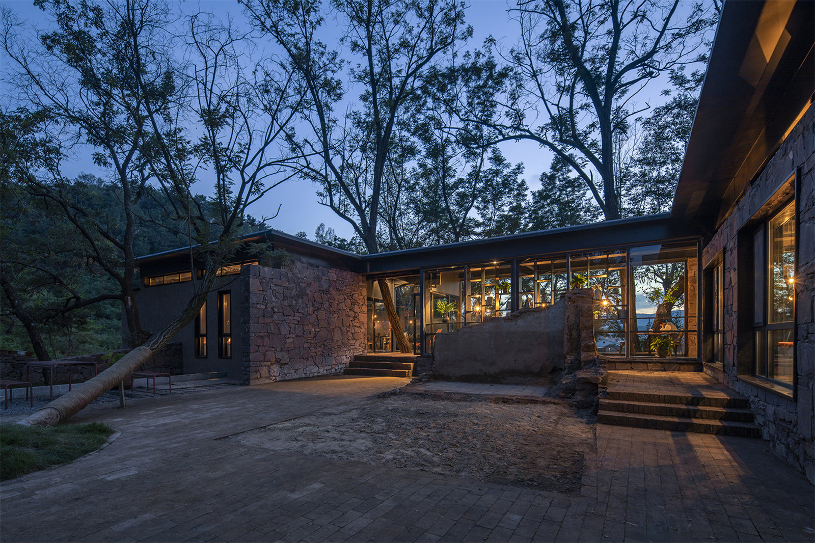 10-夜晚的咖啡廳及院落 Cafe and courtyard in the evening.jpg