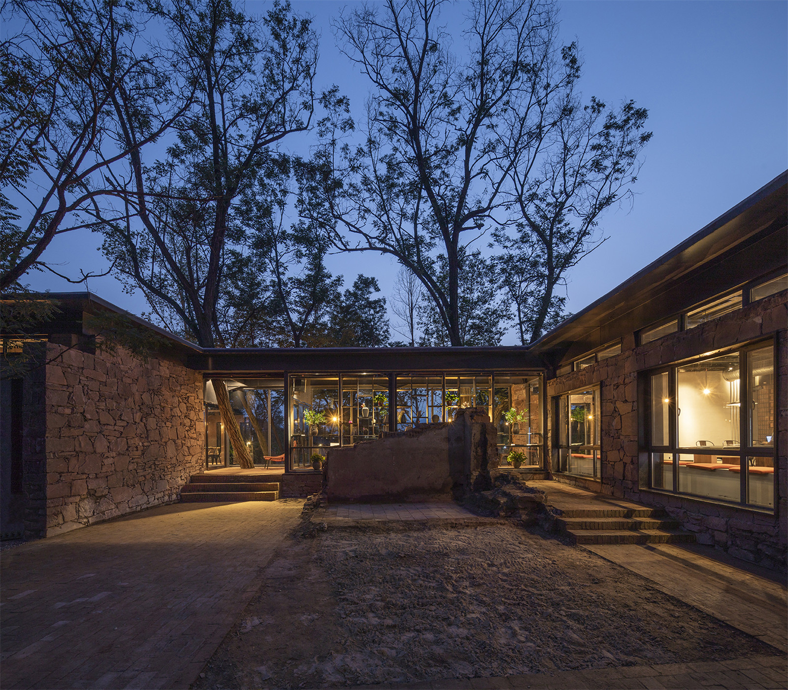 11-庭院夜景 Night view of courtyard.jpg