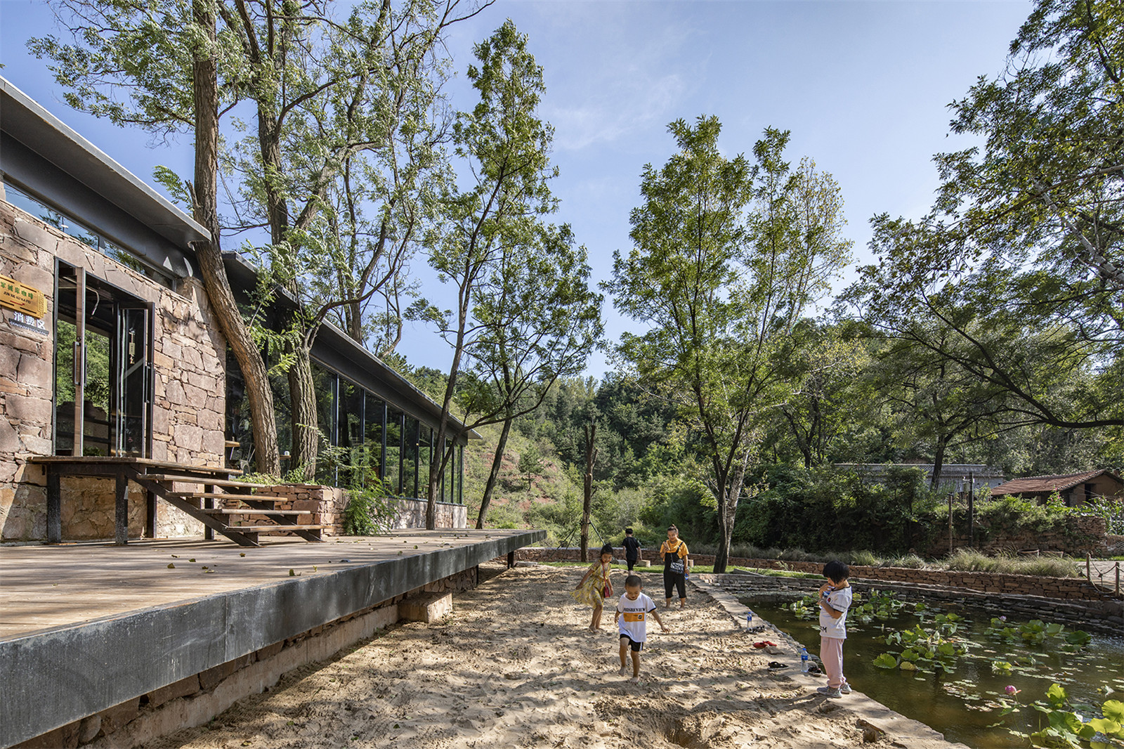 12-咖啡廳西側的水池和沙坑 Pool and sandpit on the west side of the cafe.jpg